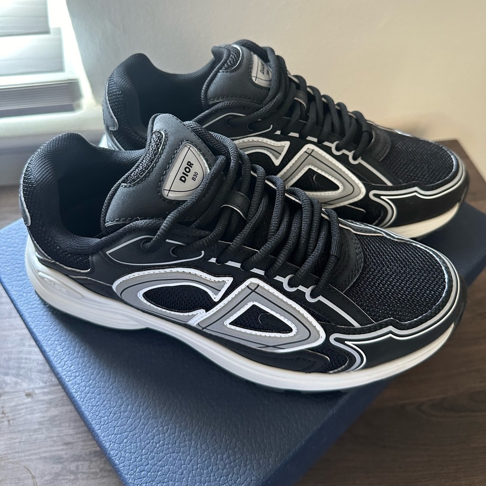 B30 Sneakers - Black Size 39